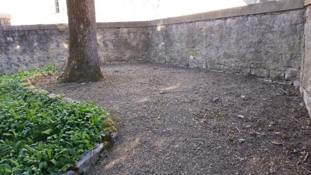 sarclage d'une allée gravillonnée