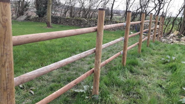 assistance HTM : barrières bois montées par vissages, traitement lasure des zones coupées