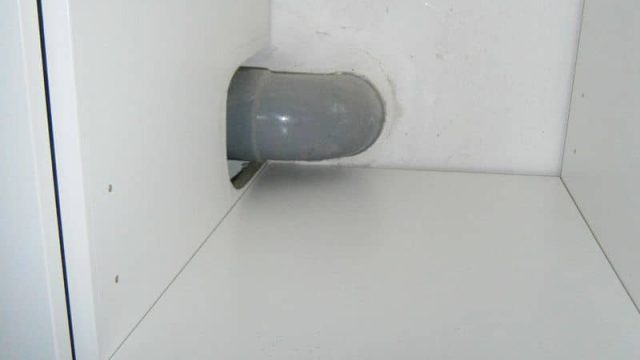 découpe meuble pour passage réseau évacuation