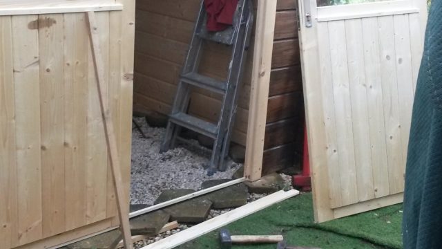 montage porte chalet bois