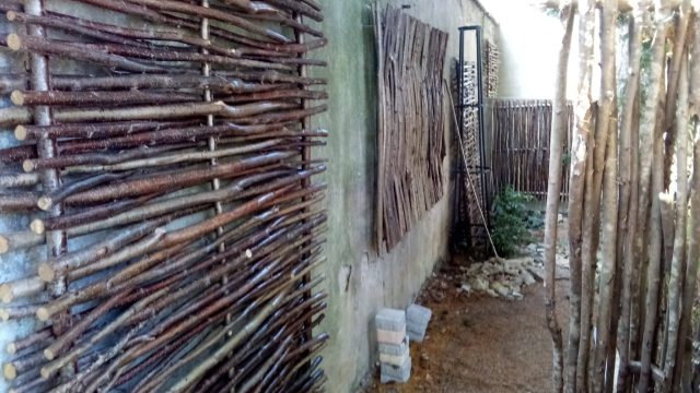 fixation au mur de Panneaux bois Noisetier tressé