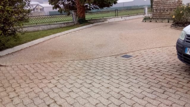 désherbage, ratissage, soufflage cour pavée