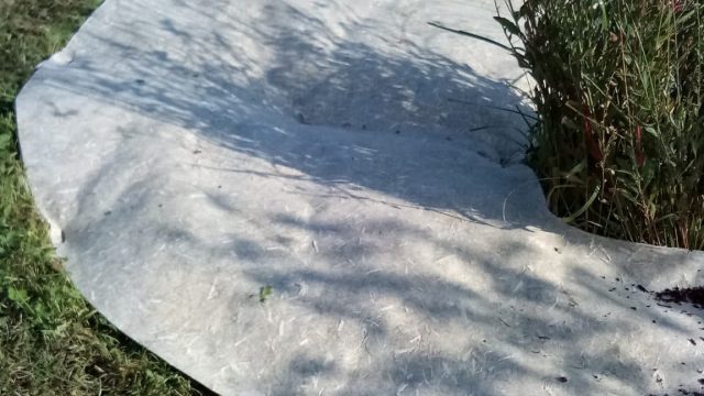 détail aide à la pose géotextile avant paillage
